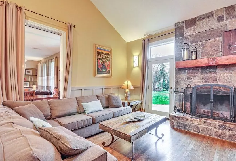 Spacious Oregon Home W/ Hot Tub, Fire Pit & Grill!
