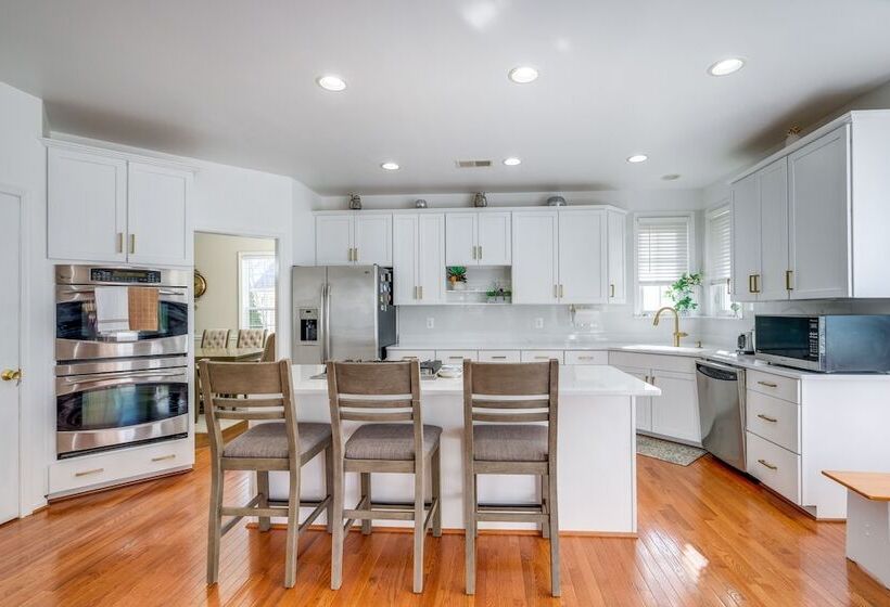 Spacious Woodbridge Home Near Leesylvania Park!