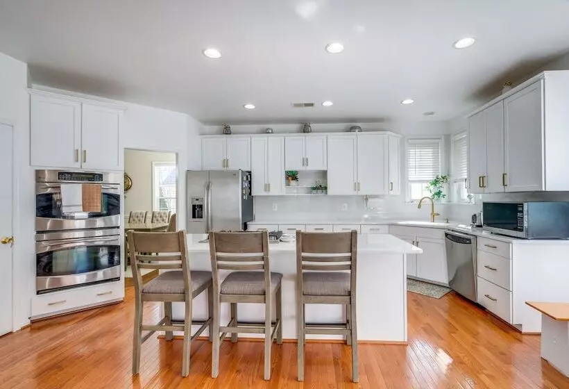 Spacious Woodbridge Home Near Leesylvania Park!
