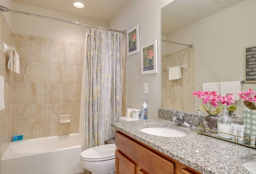 Spacious Woodbridge Home Near Leesylvania Park!