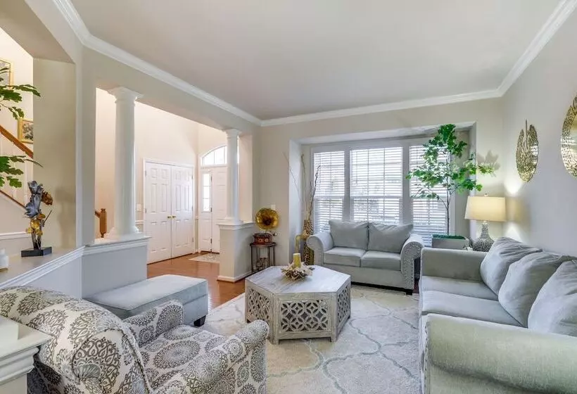 Spacious Woodbridge Home Near Leesylvania Park!