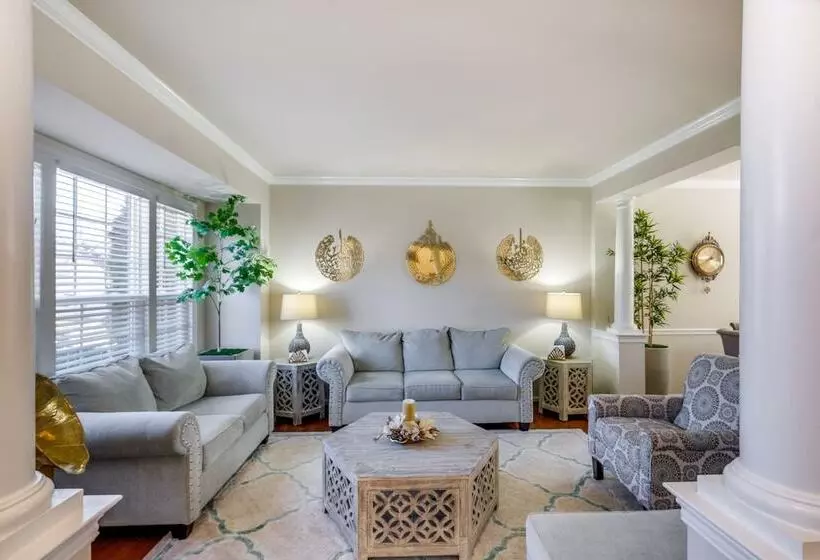 Spacious Woodbridge Home Near Leesylvania Park!