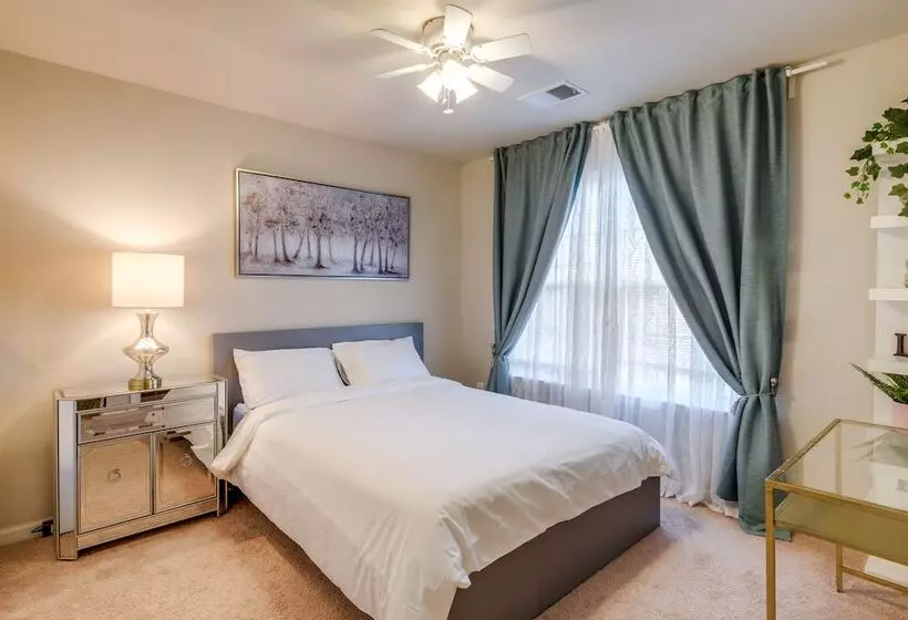 Spacious Woodbridge Home Near Leesylvania Park!