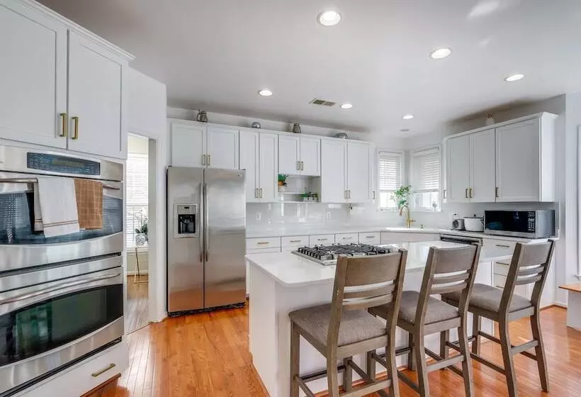 Spacious Woodbridge Home Near Leesylvania Park!