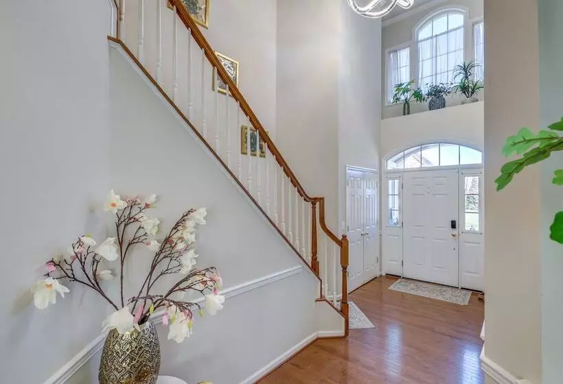 Spacious Woodbridge Home Near Leesylvania Park!