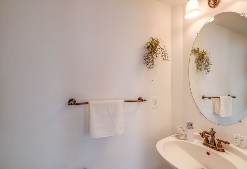 Spacious Woodbridge Home Near Leesylvania Park!