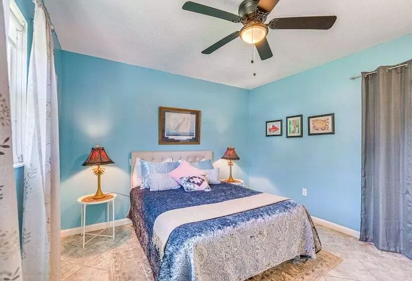 Spring Hill Home   3 Mi To Weeki Wachee Springs!