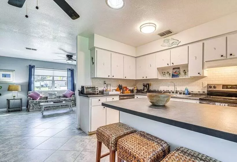 Spring Hill Home   3 Mi To Weeki Wachee Springs!