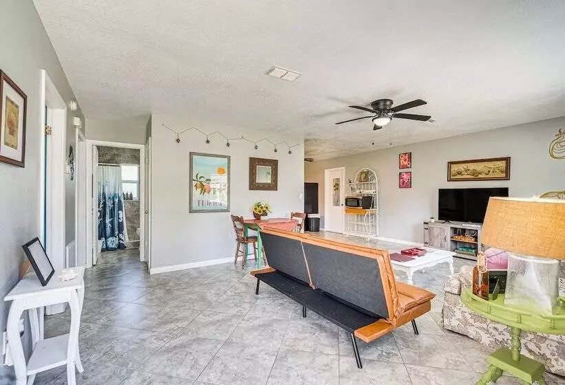 Spring Hill Home   3 Mi To Weeki Wachee Springs!