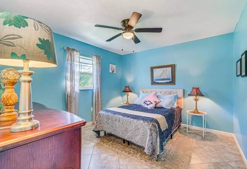 Spring Hill Home   3 Mi To Weeki Wachee Springs!