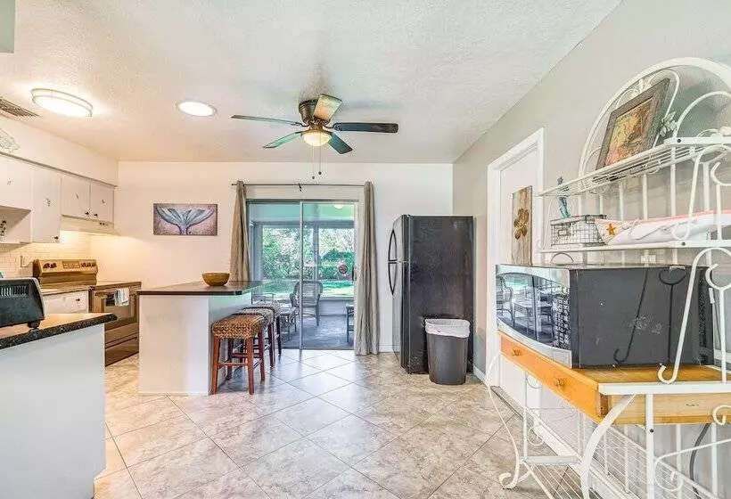 Spring Hill Home   3 Mi To Weeki Wachee Springs!