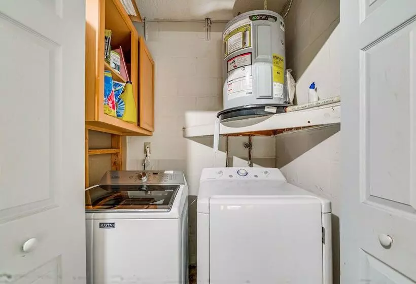 Spring Hill Home   3 Mi To Weeki Wachee Springs!