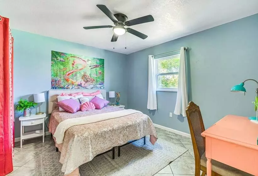 Spring Hill Home   3 Mi To Weeki Wachee Springs!