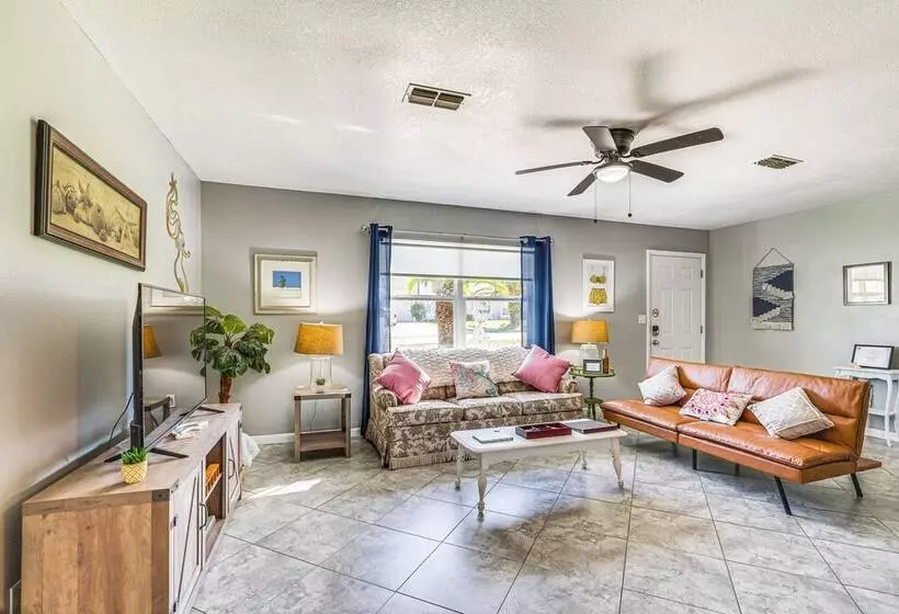 Spring Hill Home   3 Mi To Weeki Wachee Springs!