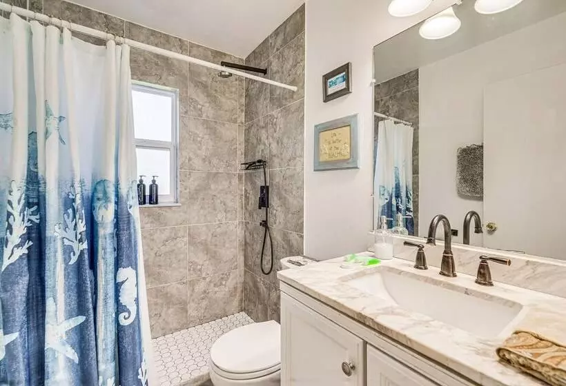 Spring Hill Home   3 Mi To Weeki Wachee Springs!