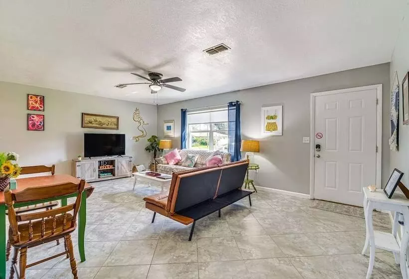 Spring Hill Home   3 Mi To Weeki Wachee Springs!