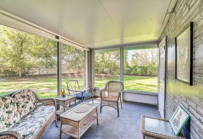 Spring Hill Home   3 Mi To Weeki Wachee Springs!