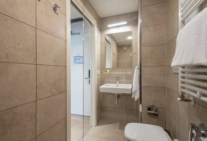 هاستل Florentia Living Stays