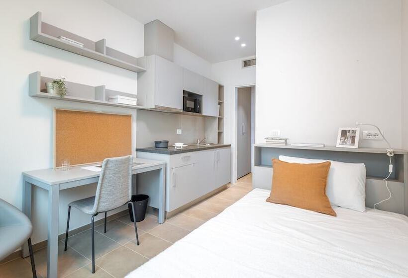 هاستل Florentia Living Stays