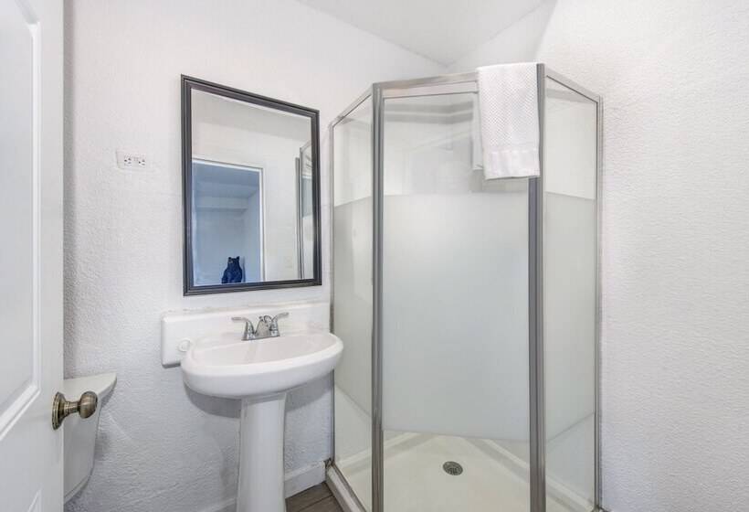 Little Cub Retreat   Private Hot Tub & Indoor Pool