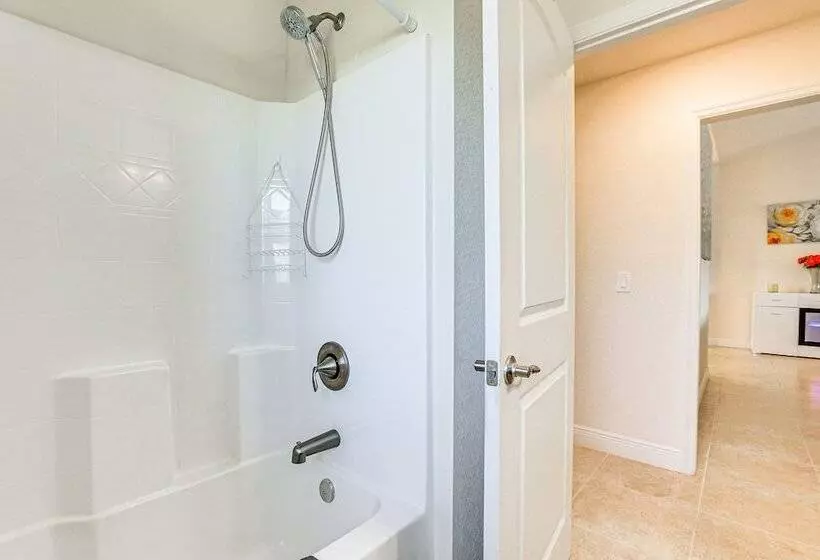 Modern Canalfront Home In Rotonda West W/ Lanai!