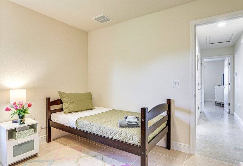 Modern Canalfront Home In Rotonda West W/ Lanai!