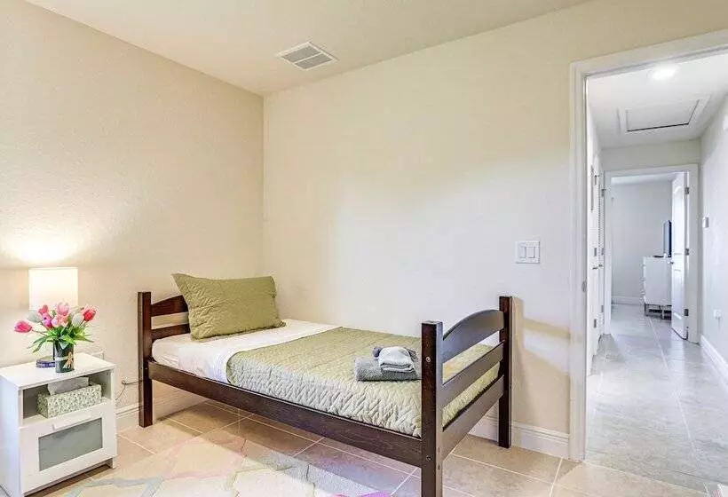 Modern Canalfront Home In Rotonda West W/ Lanai!