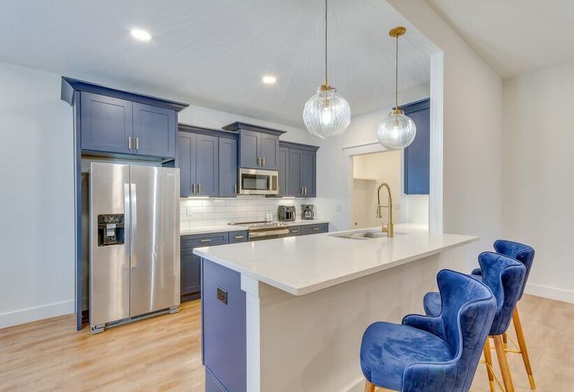 Modern Gulf Breeze Home W/ Patio: 13 Mi To Beach!