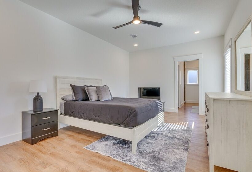 Modern Gulf Breeze Home W/ Patio: 13 Mi To Beach!