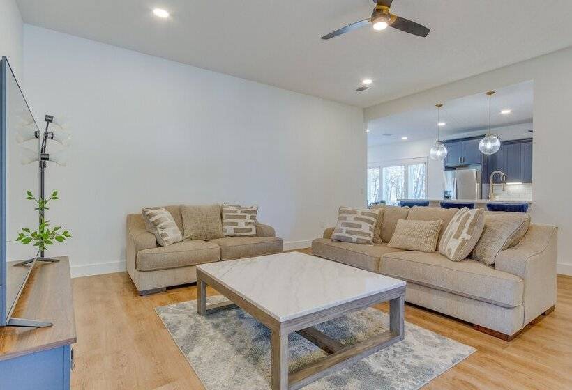 Modern Gulf Breeze Home W/ Patio: 13 Mi To Beach!