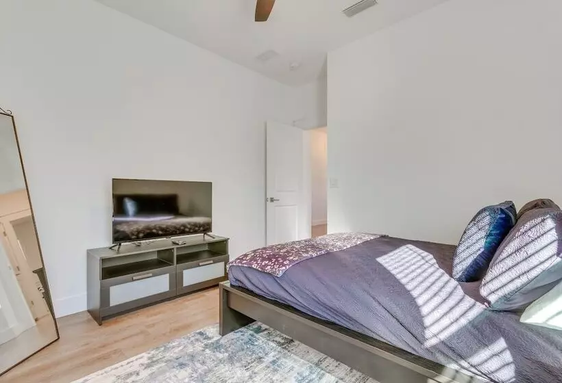 Modern Gulf Breeze Home W/ Patio: 13 Mi To Beach!
