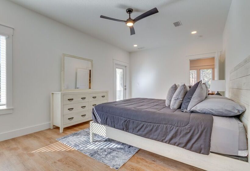 Modern Gulf Breeze Home W/ Patio: 13 Mi To Beach!