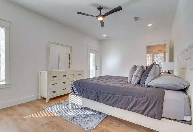 Modern Gulf Breeze Home W/ Patio: 13 Mi To Beach!