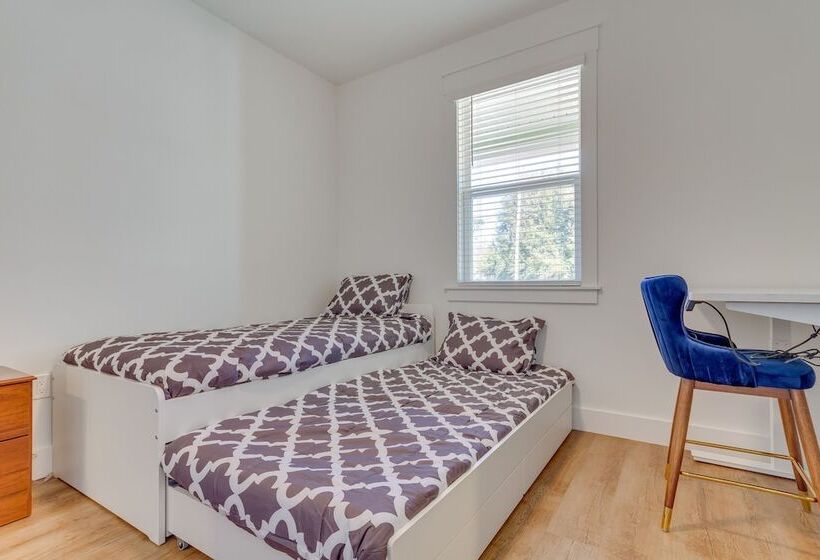 Modern Gulf Breeze Home W/ Patio: 13 Mi To Beach!