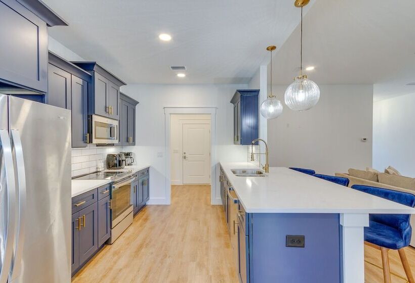 Modern Gulf Breeze Home W/ Patio: 13 Mi To Beach!