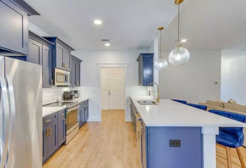 Modern Gulf Breeze Home W/ Patio: 13 Mi To Beach!
