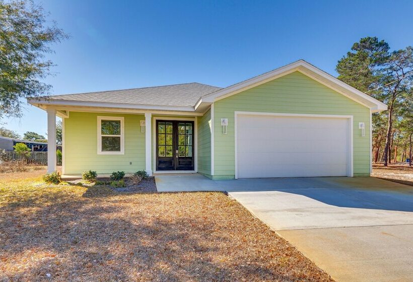 Modern Gulf Breeze Home W/ Patio: 13 Mi To Beach!