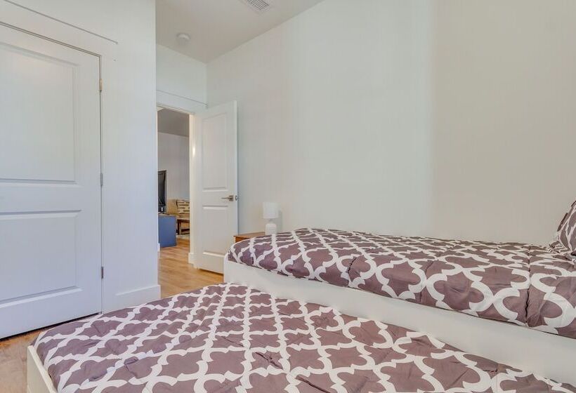 Modern Gulf Breeze Home W/ Patio: 13 Mi To Beach!