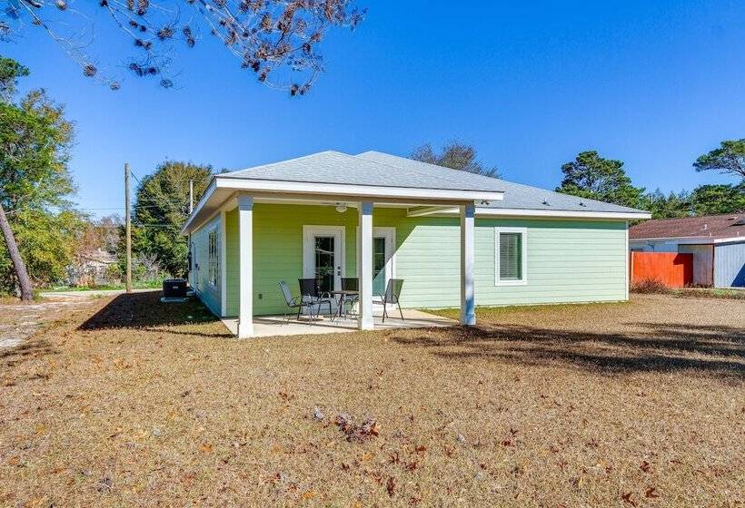 Modern Gulf Breeze Home W/ Patio: 13 Mi To Beach!