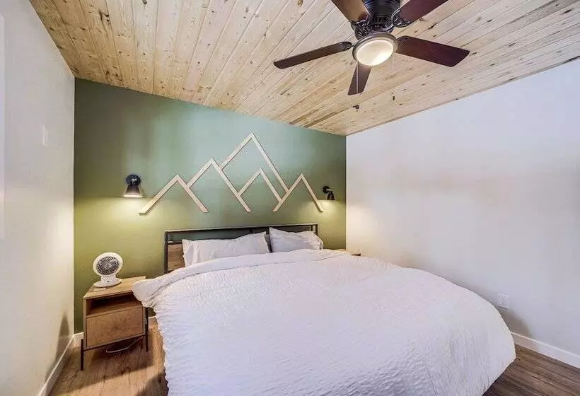 Modern Munds Park Retreat W/ Deck & Fire Pit!