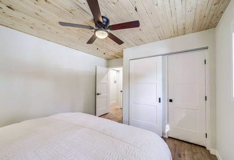 Modern Munds Park Retreat W/ Deck & Fire Pit!