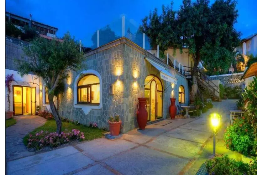 Majatalo Room In B&b   Standard Double Or Twin Room In Ischia Per 2 People