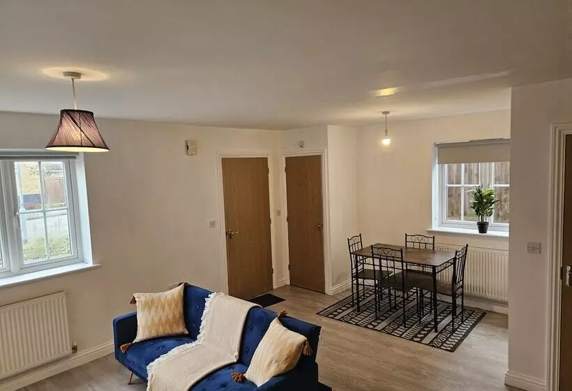 Residenssi Impeccable 2 Bed House In Basildon