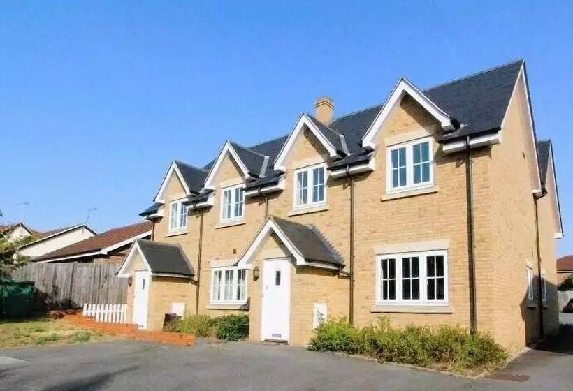 Residenssi Impeccable 2 Bed House In Basildon