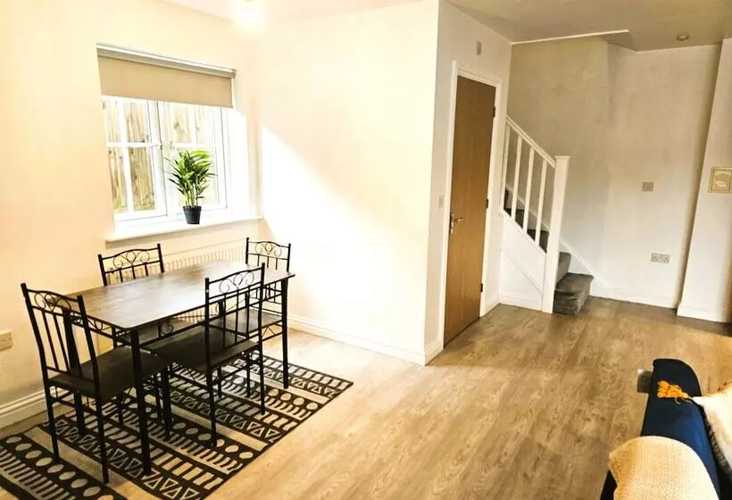 Residenssi Impeccable 2 Bed House In Basildon