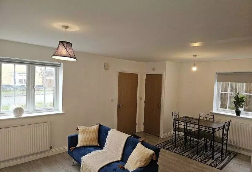 Residenssi Impeccable 2 Bed House In Basildon
