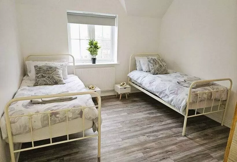 Residenssi Impeccable 2 Bed House In Basildon