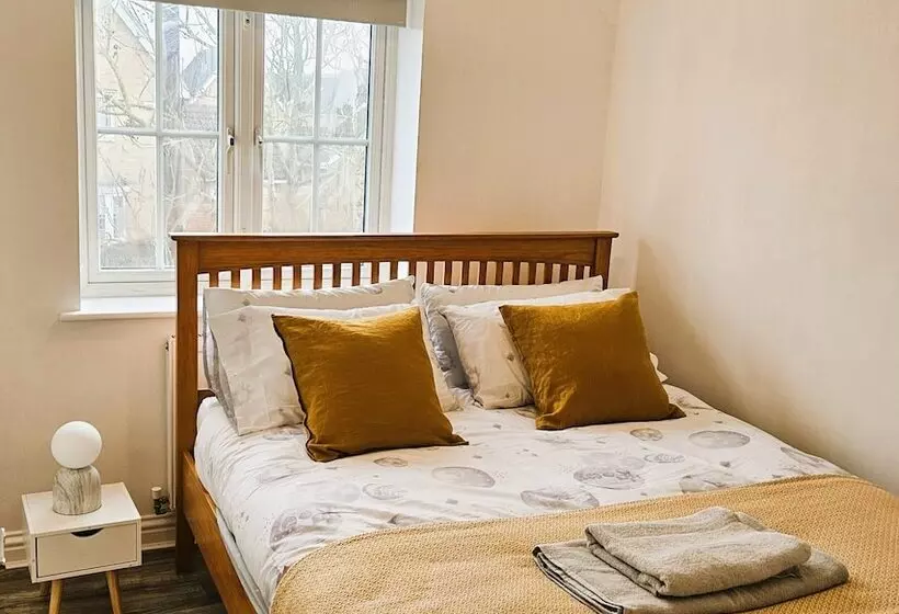 Residenssi Impeccable 2 Bed House In Basildon