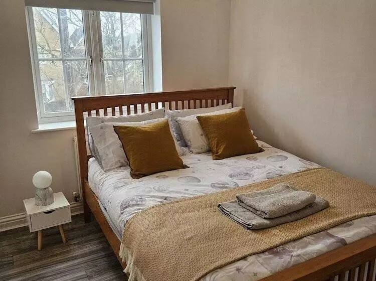 Residenssi Impeccable 2 Bed House In Basildon