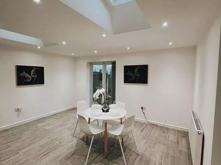 Residenssi Stunning 3 Bed House In Oldbury